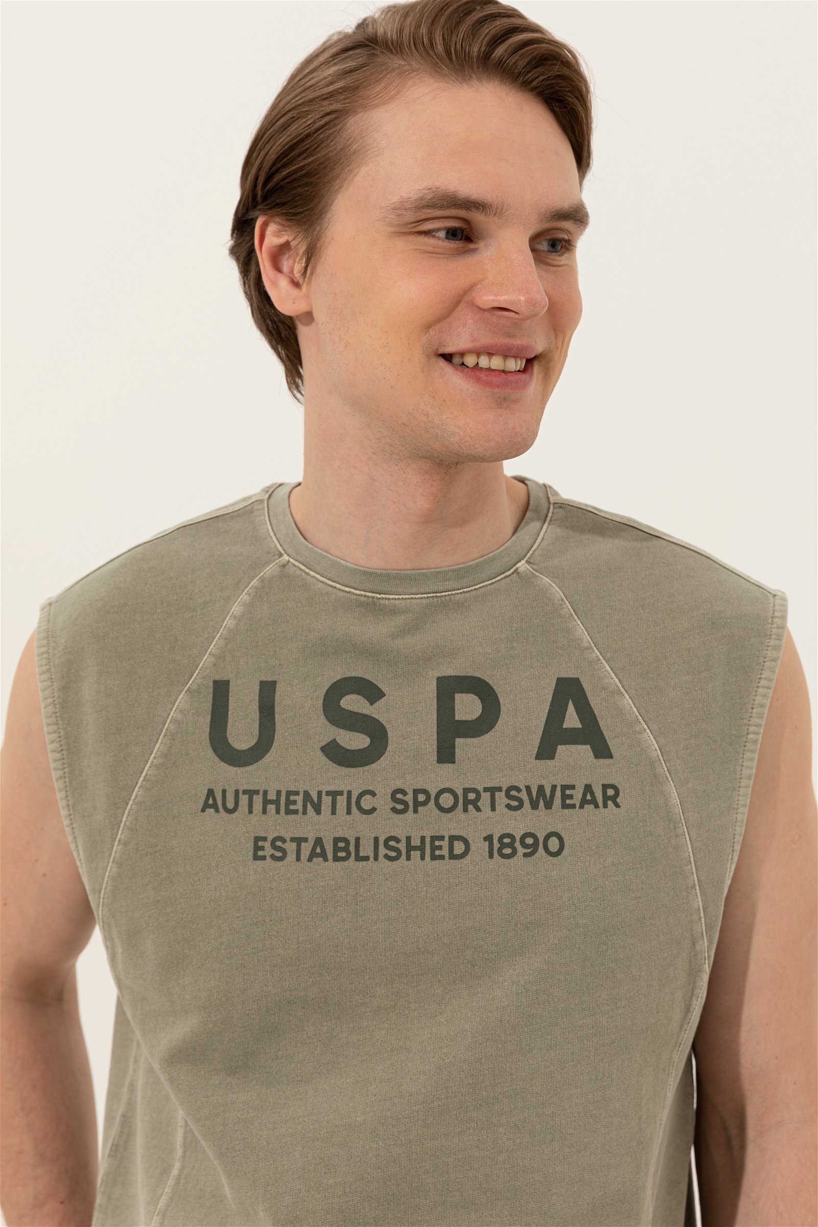 تی شرت یقه گرد خاکی  استاندارد فیت بدون آستین مردانه یو اس پولو | US POLO ASSN